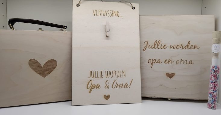 Houten panelen met gegraveerde teksten en een hartmotief.