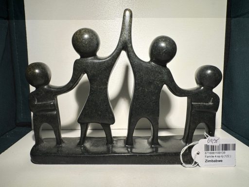 Abstract sculptuur van vier mensen die elkaar vasthouden en samen omhoog gaan.